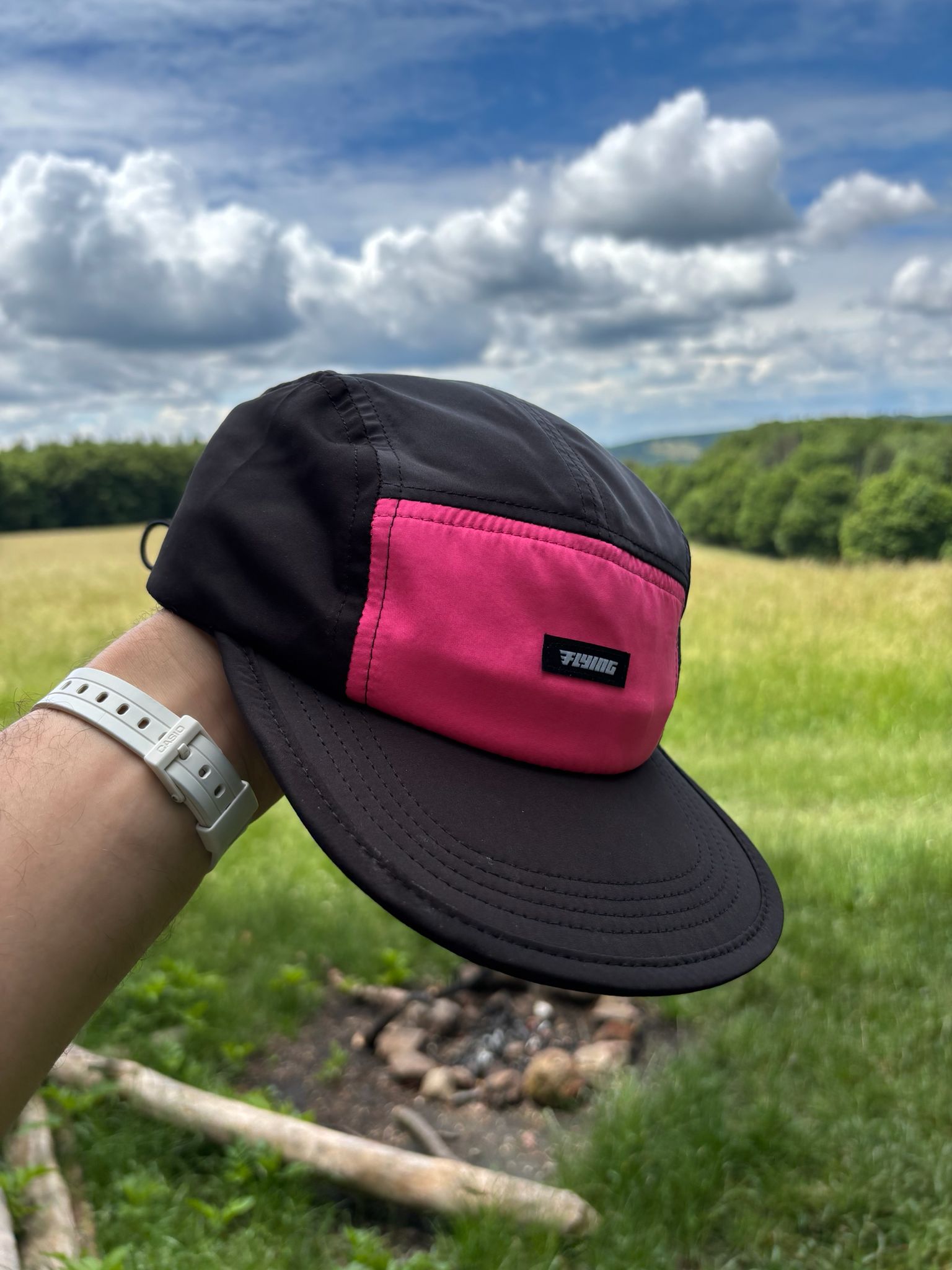Kšiltovka FLYING RUNNING HAT Black x Pink v přírodě
